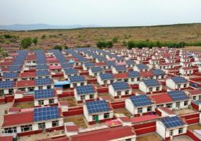 2R068RF Zhangjiakou, China. 07th May, 2023. ZHANGJIAKOU, CHINA - MAY 7, 2023 - Photovoltaic power generation equipment is seen on the roof of every house overlooking Ta 'er village in Xuanhua district of Zhangjiakou city, North China's Hebei province, May 7, 2023.Photovoltaic power generation equipment is seen on the roof of every house overlooking Ta 'er village in Xuanhua district of Zhangjiakou city, North China's Hebei province, May 7, 2023. (Photo by CFOTO/Sipa USA) Credit: Sipa US/Alamy Live News