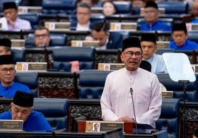 YAB Perdana Menteri, Dato’ Seri Anwar Ibrahim hadir untuk membentangkan Belanjawan 2024 Malaysia Madani di Parlimen, Kuala Lumpur pada 13 Oktober 2023. - AFIQ HAMBALI/Pejabat Perdana Menteri

NO SALES; NO ARCHIVE; RESTRICTED TO EDITORIAL USE ONLY. NOTE TO EDITORS: This photos may only be used for editorial reporting purposes for the contemporaneous illustration of events, things or the people in the image or facts mentioned in the caption. Reuse of the pictures may require further permission. MANDATORY CR