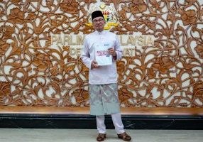 YAB Perdana Menteri, Dato’ Seri Anwar Ibrahim hadir untuk membentangkan Belanjawan 2024 Malaysia Madani di Parlimen, Kuala Lumpur pada 13 Oktober 2023. - AFIQ HAMBALI/Pejabat Perdana Menteri

NO SALES; NO ARCHIVE; RESTRICTED TO EDITORIAL USE ONLY. NOTE TO EDITORS: This photos may only be used for editorial reporting purposes for the contemporaneous illustration of events, things or the people in the image or facts mentioned in the caption. Reuse of the pictures may require further permission. MANDATORY CR