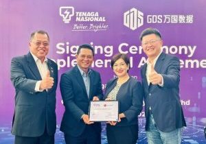 From-left--William-Huang-Founder-Chairman-CEO-GDS--Jamie-Khoo