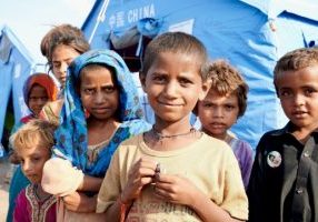 2K49073 Badin, Matli town of Badin District in southern Pakistan's Sindh province. 29th Sep, 2022. Flood-affected children are seen at a makeshift shelter built with tents donated by China in flood relief aid, in Matli town of Badin District in southern Pakistan's Sindh province, Sept. 29, 2022. Credit: Tang Binhui/Xinhua/Alamy Live News
